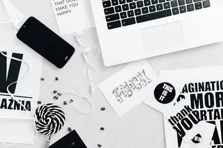 黑白字体句子的俯视图