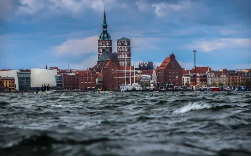 教堂设施的低角度摄影