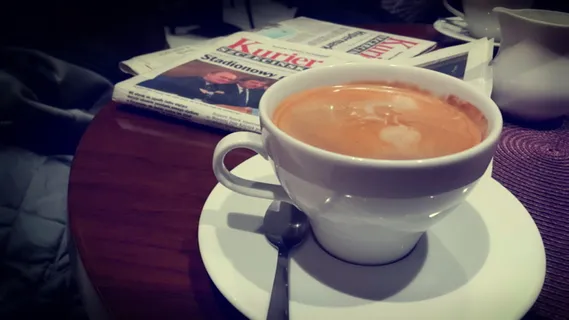 白色，陶瓷，茶杯，不锈钢，钢勺，放置，茶碟，咖啡