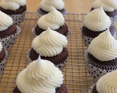 纸杯蛋糕,糖霜,巧克力,奶油奶酪,管道提示,糖霜漩涡,甜食,甜食 纸杯蛋糕,糖霜,巧克力,奶油奶酪,管道提示,糖霜漩涡,甜食,甜食