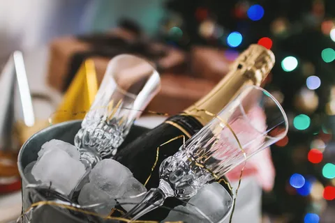 棕色标签瓶和两个透明玻璃香槟酒杯的选择性聚焦摄影 棕色标签瓶和两个透明玻璃香槟酒杯的选择性聚焦摄影