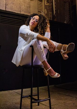 坐在酒吧凳子上的女人