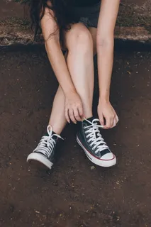 女人系鞋带的照片 女人系鞋带的照片