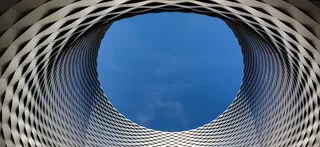 建筑、建筑、基础设施、蓝色、天空、洞、阳光、白天