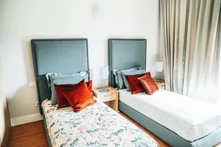 光线充足的房间里有两张单人床