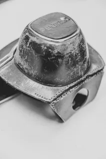 饮料，饮料，牛奶，服装，服装，帽子，牛仔帽，铁砧