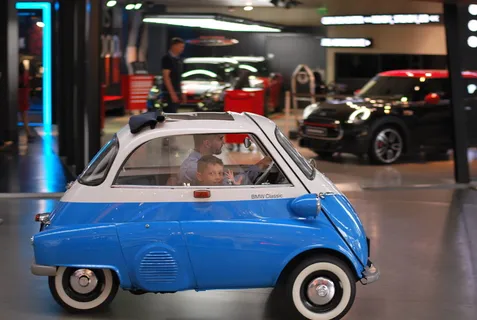 汽车，车辆，交通工具，汽车，人，人，轮胎，车轮