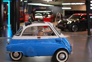 汽车，车辆，交通工具，汽车，人，人，轮胎，车轮