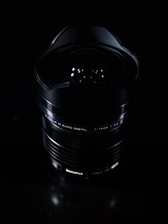 黑色摄像机镜头的微光摄影