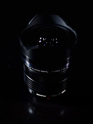 黑色摄像机镜头的微光摄影