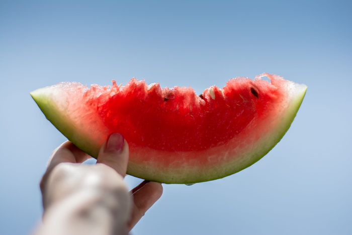 西瓜、水果、新鲜、多汁、健康、食品、手、蓝色