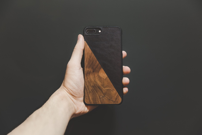 手持黑色iPhone 7 Plus的人