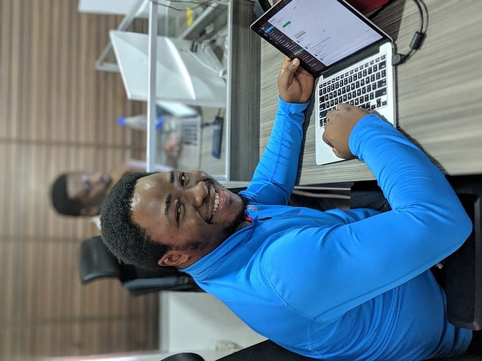 微笑的男人使用笔记本电脑