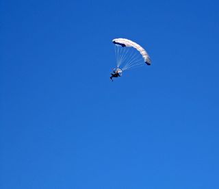 滑翔伞，伞兵，降落伞，白色，伞盖，跳跃，天空，蓝色