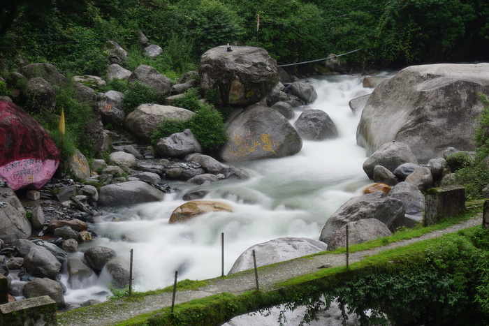 在印度，达拉姆沙拉，阿甘贾尔和马哈德夫，平滑，河流，寺庙，山，水
