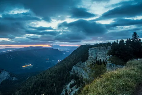 剪影,神秘,史诗般的天空,照亮的城市,长曝光,遥远,温暖的光线,到城市的距离 剪影,神秘,史诗般的天空,照亮的城市,长曝光,遥远,温暖的光线,到城市的距离