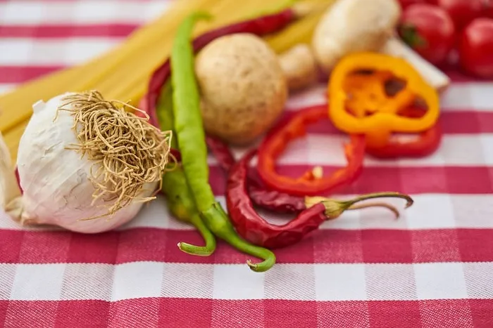 大蒜、胡椒、番茄、意大利面、餐桌、细节、无人、背景