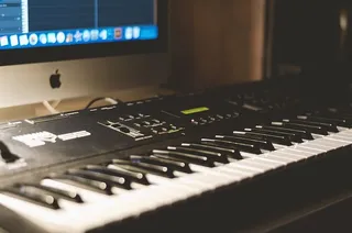 音乐、钢琴、合成器、imac、苹果、garageband、雅马哈、艺术文化和娱乐