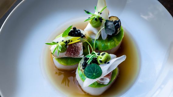 白色陶瓷盘上的扇贝