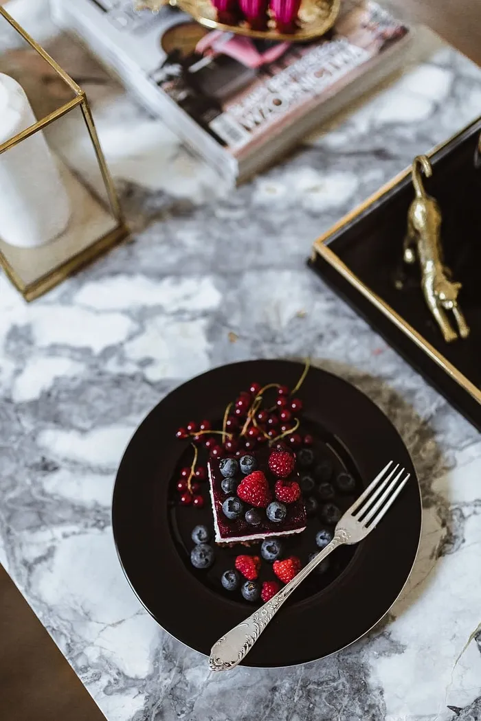 芝士蛋糕配蓝莓和覆盆子