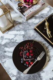 芝士蛋糕配蓝莓和覆盆子