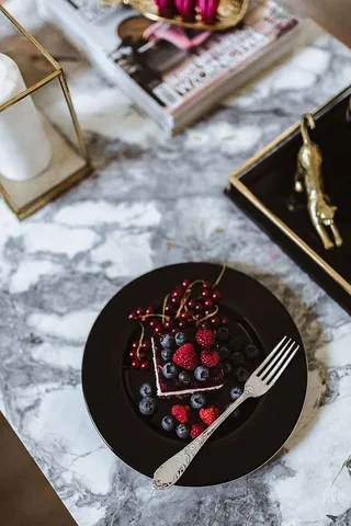 芝士蛋糕配蓝莓和覆盆子