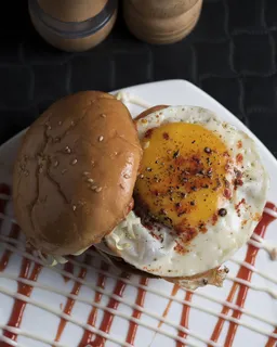 汉堡包,正面朝上,白色表面 汉堡包,正面朝上,白色表面