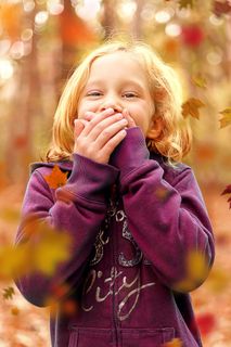 穿着紫色运动衫的蹒跚学步的孩子