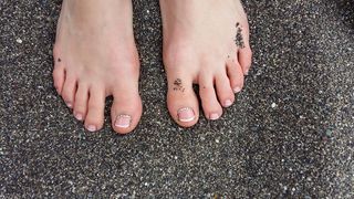 腿，沙子，波浪，假期，人的脚，人的腿，女人，人