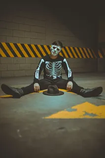 坐在地板上的男人 坐在地板上的男人