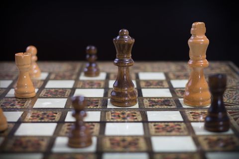 棕白红棋盘