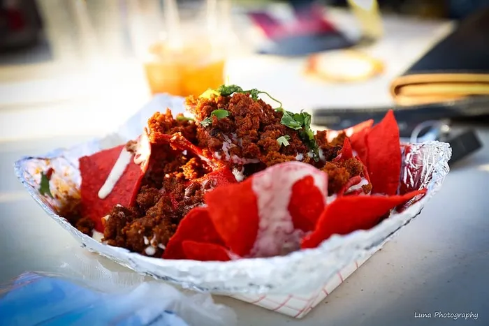 切碎的薄片和红筹码加欧芹的食物照片