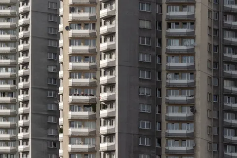 灰色混凝土公寓综合楼