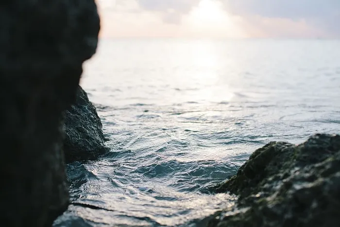 岩层之间的海