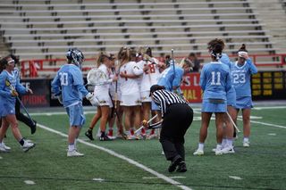 衣服，衣服，人，人，头盔，足球，美式足球