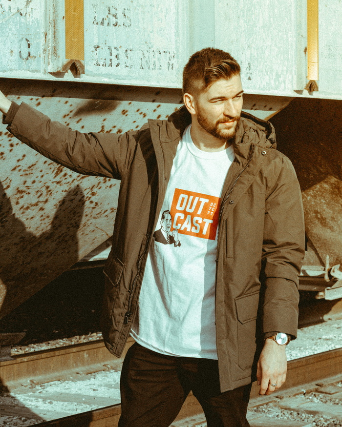 身穿棕色拉链连帽夹克的男子