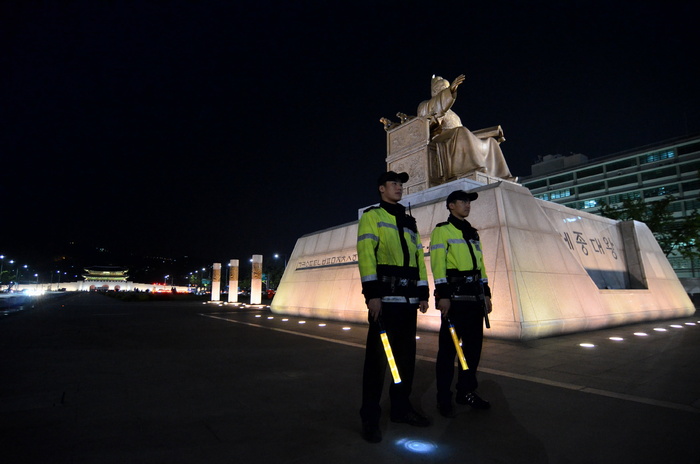 世宗大帝、光华门、广场、警察、警察部队、人民、夜间、占领