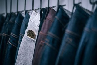 在牛仔裤商店，镀金比特币放在牛仔裤口袋的一半。