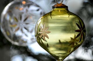 绿色饰品，玻璃饰品，圣诞装饰，圣诞树装饰，圣诞节，玻璃，特写，无人