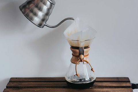 在Chemex中倒入热水