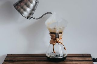 在Chemex中倒入热水