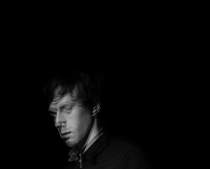 穿黑衬衫的男人