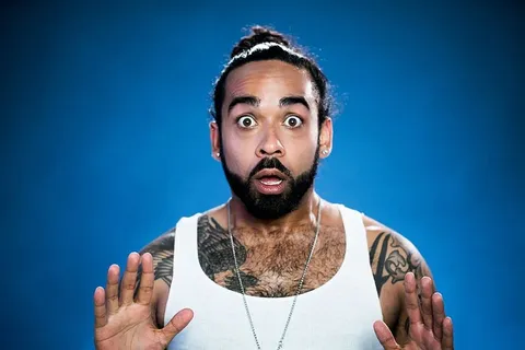 惊讶的纹身年轻人照片