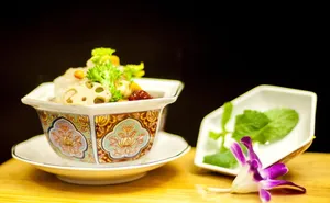 这道菜，这道菜，珍贵的非洲鸡炖巢金丝燕，筑巢金丝燕，珍贵的非洲鸡，香料，越南，食物和饮料
