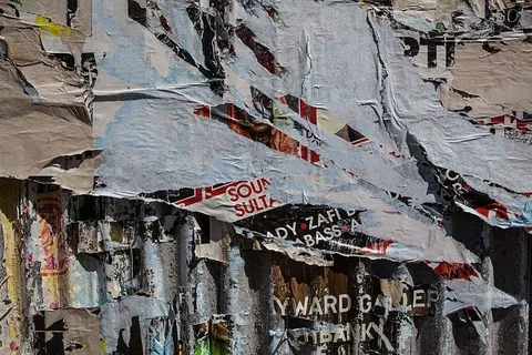 在英国伦敦东部撕下宣传海报。用佳能5D单反相机拍摄的图像