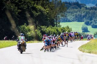 在线滑冰，在线比赛，轮滑，比赛，溜冰，人群，交通，工厂