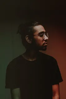 身穿黑色衬衫的男子侧视 身穿黑色衬衫的男子侧视