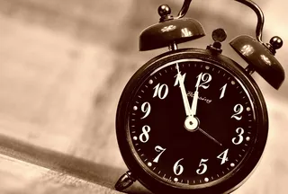 布朗，双钟闹钟，第十一个小时，情绪变化，迟到，时间反思，灾难，时钟