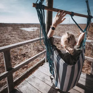 蓝白条纹吊床上的金发女人 蓝白条纹吊床上的金发女人