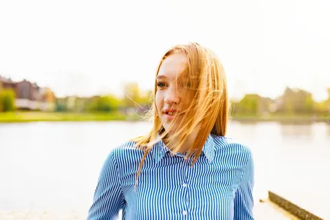 女子在水体后摆姿势 女子在水体后摆姿势